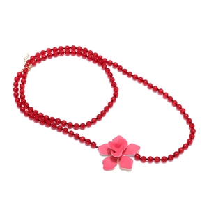 Bunte Blumenhalskette mit roten Perlen und einem großen rosa Emaille-Blumenanhänger