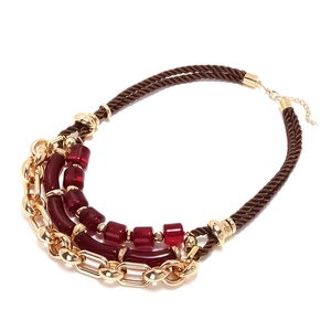 Collier multicouche avec résine géométrique et chaîne dorée au style bohème