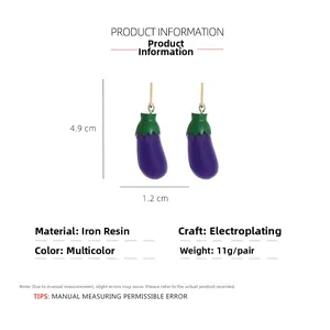 Vue détaillée des boucles d'oreilles aubergine mesurant 4,9 cm de long et 1,2 cm de large