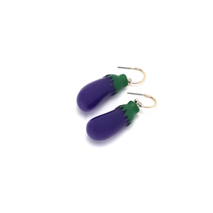 Vue détaillée de boucles d'oreilles aubergine violettes créatives avec crochets dorés