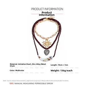 Détail du collier bohème multi-rangs avec pendentifs soleil cœur et charme corne