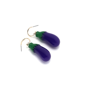 Détails de boucles d'oreilles aubergine violettes brillantes avec feuilles vertes et crochets