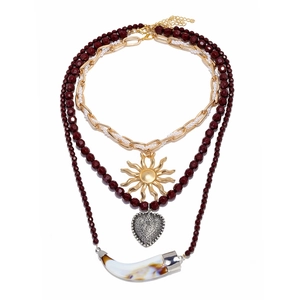 Collier multicouche bohème avec perles bordeaux, pendentifs soleil et cœur