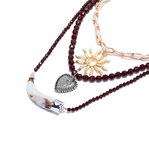 Collier bohème multicouches avec pendentifs cœur soleil et corne sur chaîne perlée