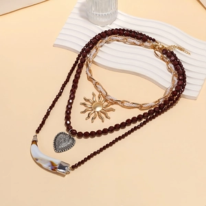 Collier bohème multicouche avec pendentifs soleil, cœur et corne, perles et billes