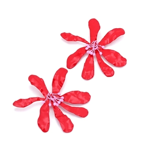 Boucles d'oreilles fleurs rouges faites main avec texture martelée pour les vacances d'été