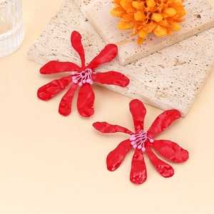 Boucles d'oreilles fleurs rouges faites main avec pétales et pistils roses