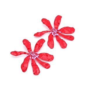Boucles d'oreilles fleurs rouges artisanales avec pétales texturés et centre rose