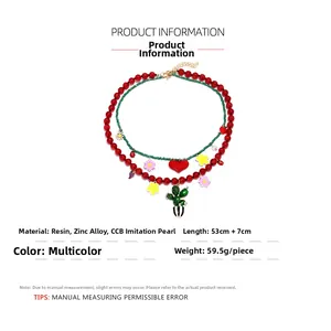 Détail d'un collier de perles multicouche avec breloques cactus cœur et fleurs en résine