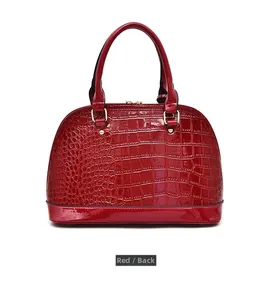 Vista posteriore della borsa a conchiglia rosso brillante con trama coccodrillo e oro