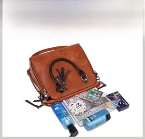 Dettaglio della capienza della borsa vintage marrone con tablet, telefono e cosmetici