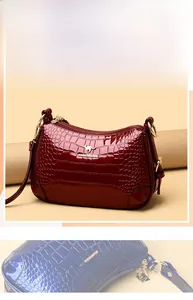 Détail du cuir verni gaufré crocodile et du logo kangourou en métal doré sur le sac