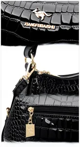 Détails dorés et texture crocodile sur un sac à bandoulière en cuir verni noir brillant
