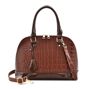 Dunkelbraune Handtasche mit Krokodil-Prägung, Muschelform und goldener Hardware