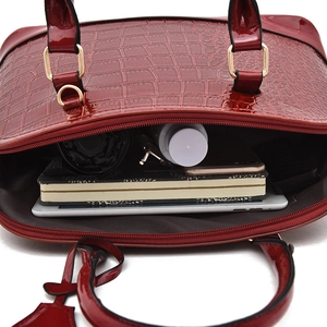 Dunkelrote Handtasche in Krokodilleder-Optik mit geräumigem Innenraum für den Alltag