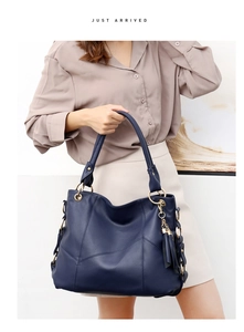 Dettaglio borsa shopper blu navy in pelle martellata con eleganti finiture dorate
