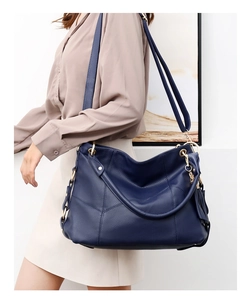 Dettaglio della borsa hobo blu navy con texture in pelle martellata e inserti metallici dorati