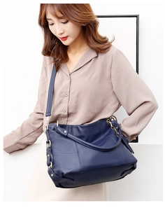 Dettaglio della borsa tote in pelle blu navy con grana visibile e dettagli dorati chiari