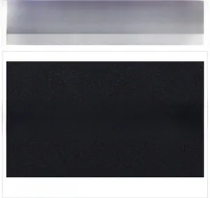 Détail du cuir noir givré écologique montrant une texture saine et résistante à l'usure
