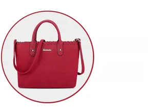 Gros plan du sac à main rouge foncé mat avec coutures tressées et logo métallique