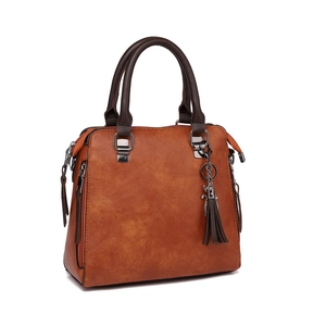 Borsa classica in ecopelle color caramello con manici rotondi e ciondolo con nappine