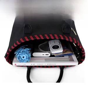 Vue de dessus du grand sac fourre-tout noir montrant l'intérieur spacieux et pratique