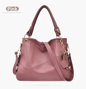 Dettaglio della borsa tote in pelle rosa con grana litchi e nappa decorativa con catena metallica