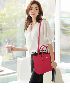 Sac cabas rouge avec détails de coutures tressées et bandoulière sur mannequin