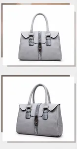 Detailansicht einer hellvioletten Handtasche mit Schlangenhaut-Streifen und Metalldrehverschluss