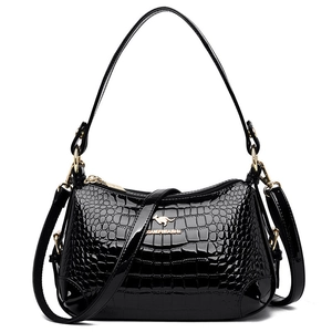 Sac à bandoulière en cuir verni noir brillant avec motif croco et logo kangourou doré