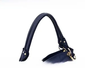 Dettaglio borsa blu scuro trama litchi con manici robusti e finiture metalliche dorate