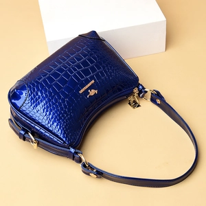 Sac à main bleu roi en cuir verni avec motif crocodile et logo kangourou doré