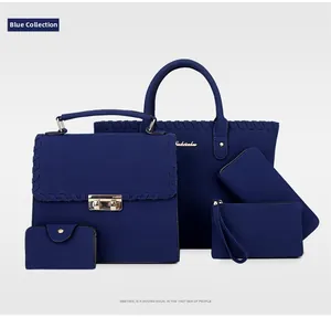 Détail d'un ensemble de 5 sacs à main bleus mats avec bords tressés et ferrures dorées
