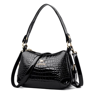 Sac à bandoulière classique en cuir verni noir avec texture croco et détails dorés