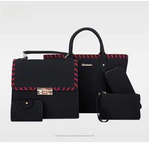 Ensemble de cinq sacs noirs comprenant un cabas et des pochettes avec bordure tressée rouge et dorée