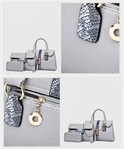 Detailansicht des grauen 3-teiligen Taschen-Sets mit Schlangenmuster und Gold-Applikationen