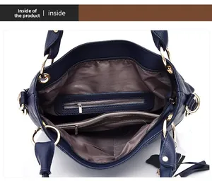 Vista dall'alto dell'ampio interno della borsa blu navy con tasche funzionali e zip
