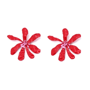 Boucles d'oreilles fleurs rouges surdimensionnées à la main avec design à pétales étagés
