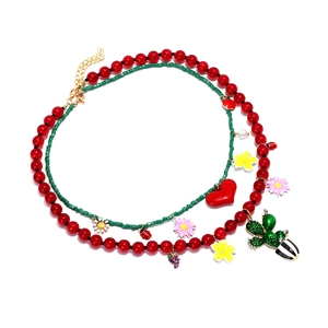 Collier double couche de perles avec pendentifs cœur et cactus en émail coloré