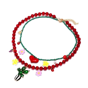 Collier double rang en perles avec breloques émaillées cactus, cœur et fleurs