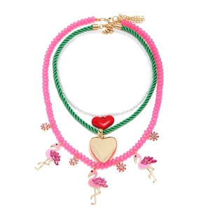 Collier d'été à trois rangs avec pendentifs flamants, cœur doré et perles