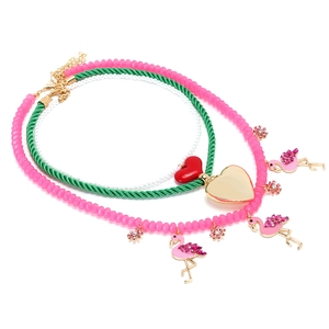 Collier multicouche avec pendentif flamant rose, cœur et perles fantaisie d'été
