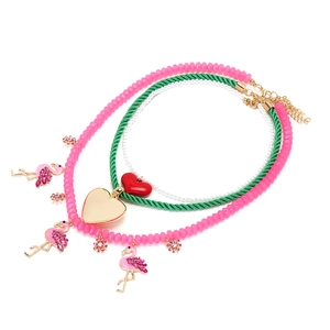 Collier multicouche flamant rose et cœur avec perles roses, cordon vert et perles