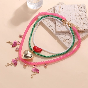 Collier d'été à trois rangs avec pendentif flamant rose et cœur, perles et perles roses