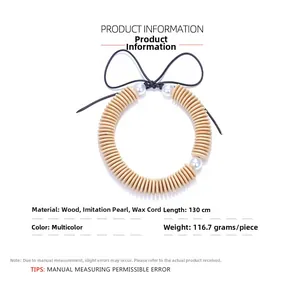 Détail du collier artisanal avec disques en bois, perles fantaisie et cordon ciré de 130cm