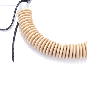 Collier artisanal en perles de bois géométriques avec une perle blanche d'imitation