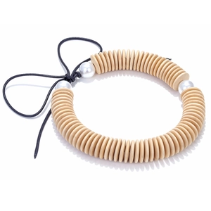 Collier fait main avec disques en bois blancs et perles d'imitation sur cordon noir