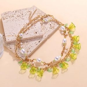 Collana dorata a due strati con ciondoli a fiore jelly e perle sintetiche