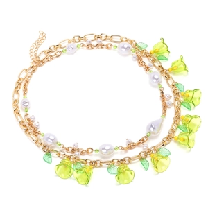 Collana a strati estiva con ciondolo a fiore giallo, perle e foglie verdi