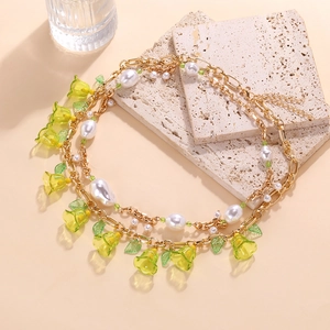 Collana a strati estiva con ciondolo a fiore giallo e perle finte su catena dorata